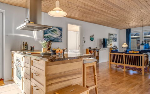 Kaapo - 300M from the Sea: Flooring, Meubilair, Hout, Interieur Ontwerp, Houten Vloer, Plafond, Verdieping, Keuken, Countertop, Cabinetry