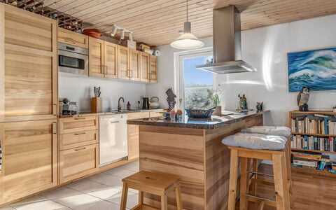 Kaapo - 300M from the Sea: Meubilair, Keuken, Flooring, Hout, Toestel Van De Keuken, Countertop, Interieur Ontwerp, Houten Vloer, Huishoudapparatuur, Verdieping