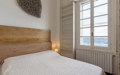 Casa Sole Mare: Bed, Slaapkamer, Meubilair, Bedding, Interieur Ontwerp, Verdieping, Laken, Flooring, Hout, Linens