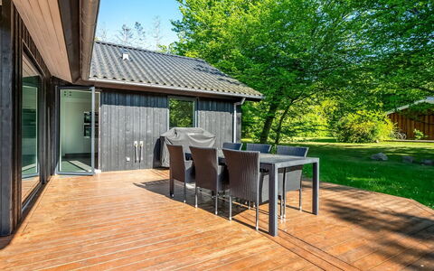 Erlinda - 300M from the Sea: Huis, Huis, Deur, Dak, Verblijf, Landgoed, Tuin, Schaduw, Siding, Werf