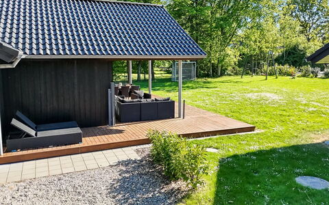 Erlinda - 300M from the Sea: Huis, Huis, Deur, Dak, Verblijf, Landgoed, Tuin, Schaduw, Siding, Werf