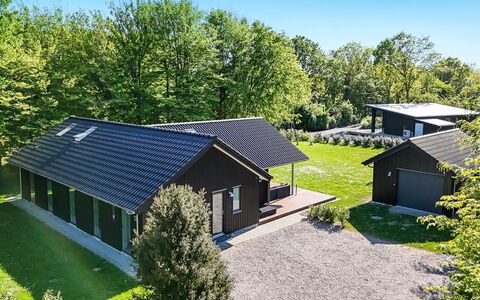 Erlinda - 300M from the Sea: Huis, Huis, Deur, Dak, Verblijf, Landgoed, Tuin, Schaduw, Siding, Werf