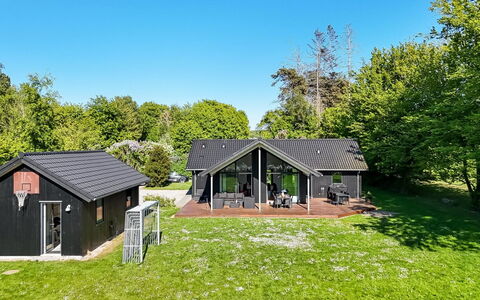 Erlinda - 300M from the Sea: Huis, Huis, Deur, Dak, Verblijf, Landgoed, Tuin, Schaduw, Siding, Werf