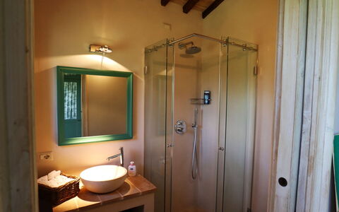 Podere i Poggi: Interieur Ontwerp, Wastafel In De Badkamer, Loodgieterswerkinrichting, Verdieping, Hout, Flooring, Badkamer, Plafond, Verlichting, Meubilair