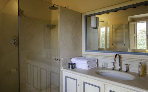 Podere Bella Vista: Muur, Loodgieterswerkinrichting, Wastafel In De Badkamer, Interieur Ontwerp, Flooring, Badkamer, Wastafel, Spiegel, Verdieping, Kraan