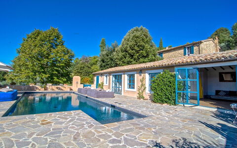 Villa Sagrantino: Blauw, Zwembad, Schaduw, Buitenmeubels, Landgoed, Landscaping, Toevlucht, Waterpartij, Villa, Eco Hotel