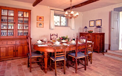 Villa Sagrantino: Meubilair, Interieur Ontwerp, Tafel, Stoel, Hout, Eetkamer, Flooring, Keuken En Eettafel, Kamer, Cabinetry