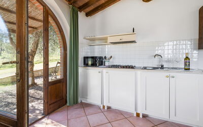 Noce Cottage with Pool, Casole D'Elsa: Interieur Ontwerp, Flooring, Plafond, Meubilair, Huis, Keuken, Kamer, Countertop, Beits, Cabinetry
