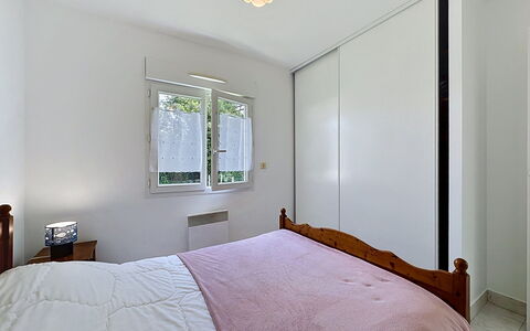 Le Chant des Sables: Bed, Slaapkamer, Interieur Ontwerp, Flooring, Verdieping, Hout, Meubilair, Laken, Bedding, Kamer