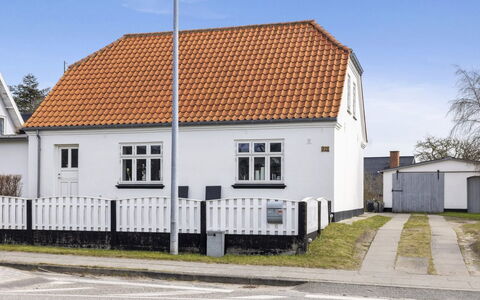 Afke - 700M from the Sea: Dak, Huis, Deur, Verblijf, Schaduw, Siding, Werf, Landgoed, Backyard