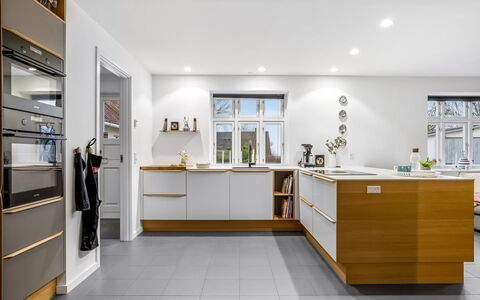 Afke - 700M from the Sea: Dak, Huis, Deur, Verblijf, Schaduw, Siding, Werf, Landgoed, Backyard