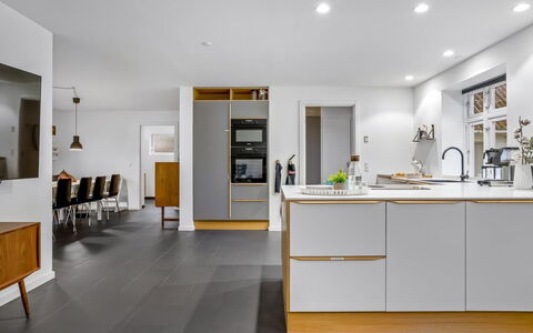 Afke - 700M from the Sea: Dak, Huis, Deur, Verblijf, Schaduw, Siding, Werf, Landgoed, Backyard