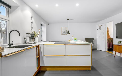 Afke - 700M from the Sea: Dak, Huis, Deur, Verblijf, Schaduw, Siding, Werf, Landgoed, Backyard