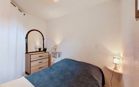 Le Barcarès 972: Bed, Meubilair, Slaapkamer, Muur, Bedding, Laken, Interieur Ontwerp, Hout, Verdieping, Plafond