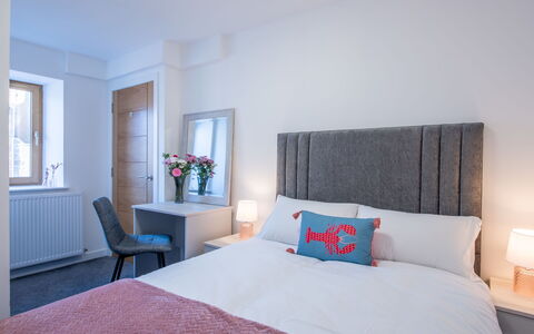 Harbour Nights Deluxe 7D: Meubilair, Bed, Slaapkamer, Interieur Ontwerp, Bedding, Laken, Linens, Kamer, Verdieping, Textiel