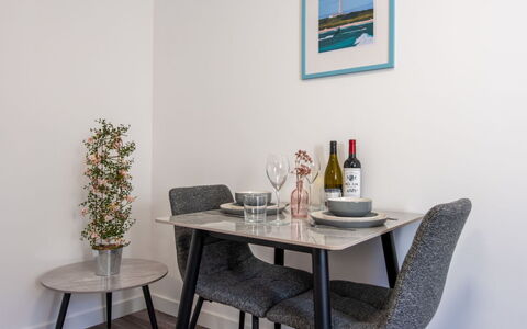 Harbour Nights Deluxe 7E: Meubilair, Interieur Ontwerp, Hout, Flooring, Verdieping, Tafel, Stoel, Kamer, Houten Vloer, Woonkamer