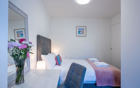 Harbour Nights Deluxe 7E: Interieur Ontwerp, Meubilair, Slaapkamer, Verdieping, Plafond, Huis, Bed, Appartement, Hoofdkussen, Kamer