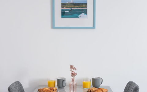 Harbour Nights Deluxe 7E: Meubilair, Interieur Ontwerp, Tafel, Keuken En Eettafel, Bloempot, Stoel, Eetkamer, Koffietafel, Woonkamer, Kamerplant