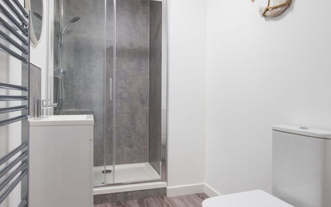Harbour Nights Deluxe 7F: Flooring, Verdieping, Interieur Ontwerp, Loodgieterswerkinrichting, Plafond, Kamer, Badkamer, Loodgieter, Wastafel, Toilet