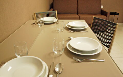Marconi Seaside Residence, Pool, Wifi, Abruzzo: Meubilair, Tafel, Tableware, Serveware, Keuken En Eettafel, Dishware, Stoel, Bord, Eetkamer