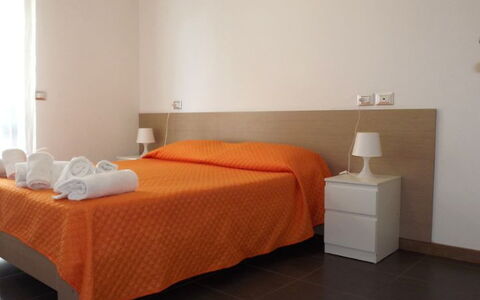 Residence Near The Sea - Abruzzo: Flooring, Verdieping, Hout, Interieur Ontwerp, Slaapkamer, Oranje, Laken, Kamer, Plafond, Bed