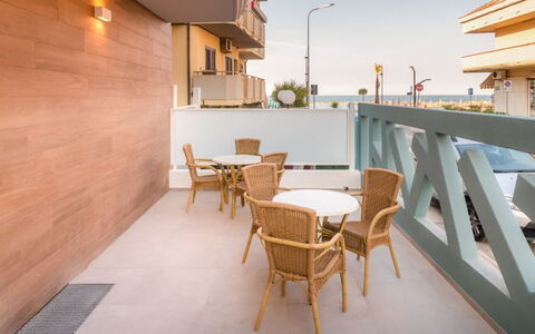 Residence Near The Sea - Abruzzo: Appartement, Balkon, Stedelijk Ontwerp, Condominium, Schaduw, Hotel