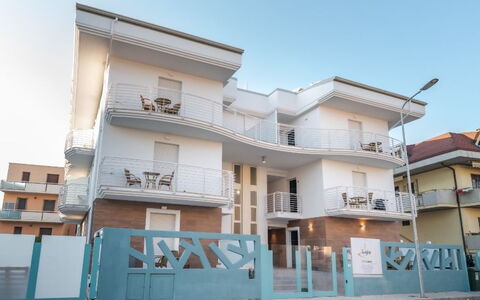Residence Near The Sea - Abruzzo: Architectuur, Balkon, Huis, Samengesteld Materiaal, Appartement, Deur, Beton, Trap, Leuning, Daylighting