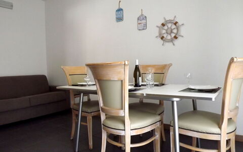 Residence Near The Sea - Abruzzo: Meubilair, Interieur Ontwerp, Hout, Flooring, Tafel, Eetkamer, Stoel, Keuken En Eettafel, Verdieping, Kamer