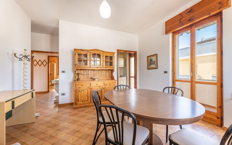 Giovanni Apartment In Gallipoli, Ac, Seaside: Interieur Ontwerp, Flooring, Verdieping, Hout, Plafond, Meubilair, Kamer, Houten Vloer, Verlichting, Cabinetry