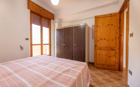Giovanni Apartment In Gallipoli, Ac, Seaside: Bed, Slaapkamer, Hout, Interieur Ontwerp, Laken, Bedding, Verdieping, Appartement, Flooring, Kamer