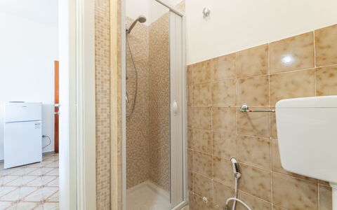 Sea View Apartment, Ac Gallipoli: Flooring, Verdieping, Loodgieterswerkinrichting, Interieur Ontwerp, Loodgieter, Kamer, Plafond, Toilet, Badkamer, Appartement