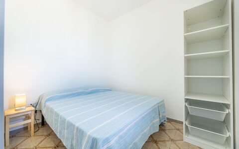 Sea View Apartment, Ac Gallipoli: Flooring, Verdieping, Interieur Ontwerp, Slaapkamer, Kamer, Plafond, Bed, Laken, Appartement, Meubilair
