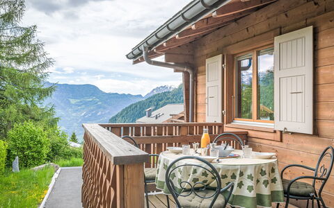 L'Eden: Hout, Meubilair, Huis, Stoel, Verblijf, Hardwood, Bergketen, Beits, Veranda, Eco Hotel