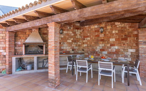 Esteva: Steen, Hout, Meubilair, Flooring, Verdieping, Metselwerk, Beits, Stoel, Tegel, Plafond
