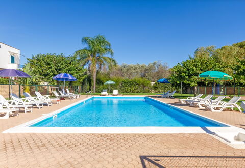 Beach Life Apartment In Boncore: Blauw, Zwembad, Toevlucht, Eco Hotel, Schaduw, Hotel, Landscaping, Hacienda, Thermae