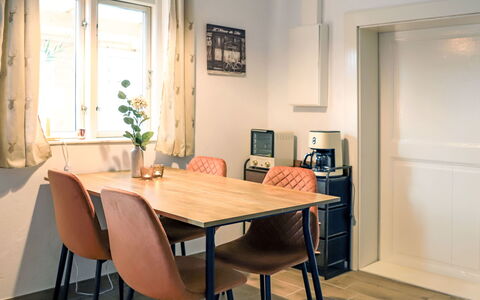 Mirow 200: Meubilair, Interieur Ontwerp, Flooring, Hout, Verdieping, Tafel, Stoel, Keuken En Eettafel, Eetkamer, Verlichting