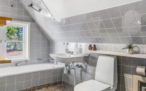 Ibbe - 3.5Km from the Sea: Flooring, Loodgieterswerkinrichting, Verdieping, Interieur Ontwerp, Badkamer, Loodgieter, Tegel, Wastafel, Kraan, Toilet