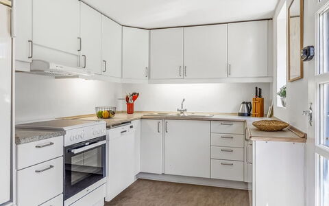 Ibbe - 3.5Km from the Sea: Keuken, Toestel Van De Keuken, Countertop, Major Appliance, Flooring, Interieur Ontwerp, Cabinetry, Meubilair, Wastafel, Verdieping