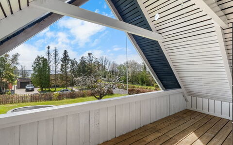 Gravers - 150M from the Sea: Dak, Huis, Huis, Verblijf, Deur, Siding, Dek, Veranda, Plank, Hardwood