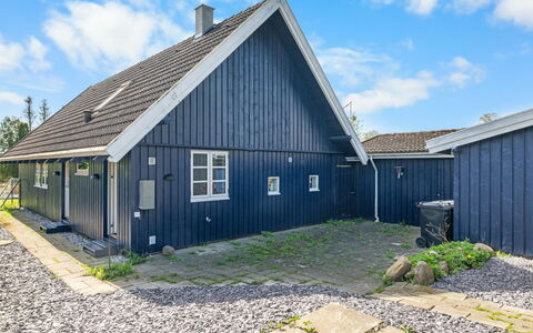 Gravers - 150M from the Sea: Dak, Huis, Huis, Verblijf, Deur, Siding, Dek, Veranda, Plank, Hardwood