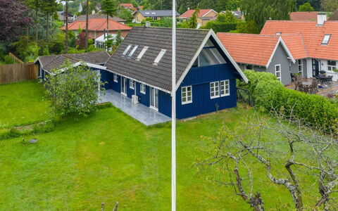 Gravers - 150M from the Sea: Dak, Huis, Huis, Verblijf, Deur, Siding, Dek, Veranda, Plank, Hardwood