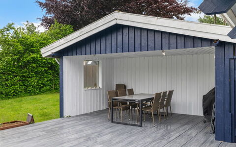Gravers - 150M from the Sea: Dak, Huis, Huis, Verblijf, Deur, Siding, Dek, Veranda, Plank, Hardwood