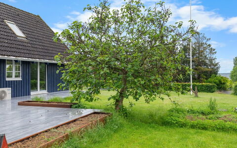 Gravers - 150M from the Sea: Dak, Huis, Huis, Verblijf, Deur, Siding, Dek, Veranda, Plank, Hardwood