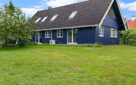 Gravers - 150M from the Sea: Dak, Huis, Huis, Verblijf, Deur, Siding, Dek, Veranda, Plank, Hardwood