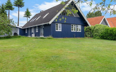 Gravers - 150M from the Sea: Dak, Huis, Huis, Verblijf, Deur, Siding, Dek, Veranda, Plank, Hardwood