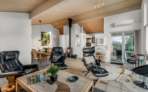 Takenya - 350M to the Fjord: Dak, Huis, Huis, Verblijf, Deur, Siding, Dek, Veranda, Plank, Hardwood