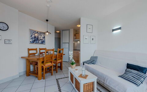 Sombrero: Flooring, Interieur Ontwerp, Meubilair, Verdieping, Appartement, Plafond, Kamer, Huis, Bankstel, Woonkamer