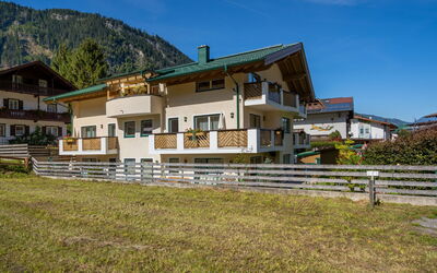 Rosa 905.6: Menselijke Nederzetting, Balkon, Bergketen, Landgoed, Veranda, Villa, Bergdorp, Oprit, Hotel, Alpen