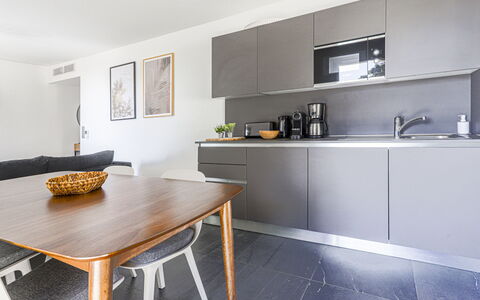 Prestige View: Meubilair, Keuken, Countertop, Interieur Ontwerp, Cabinetry, Toestel Van De Keuken, Flooring, Hout, Major Appliance, Kamer