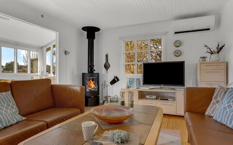 Andrine - 100M from the Sea: Dak, Huis, Huis, Verblijf, Siding, Landgoed, Oprit, Garden Gebouwen, Werf, Schuur